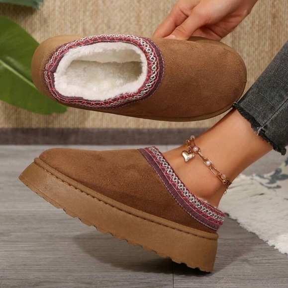 Women's Fur Lined Slippers - Outdoor Non-Slip Comfort With Thick Flat Soles - Picture 1 of 5